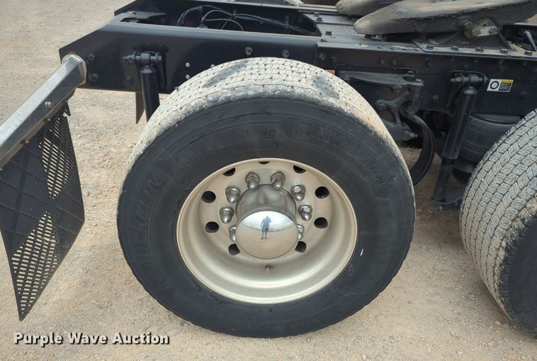 image for item NG9846 2020 Kenworth T680 semi truck