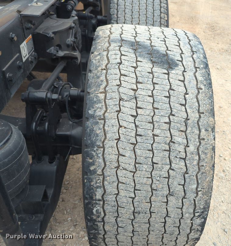 image for item NG9846 2020 Kenworth T680 semi truck