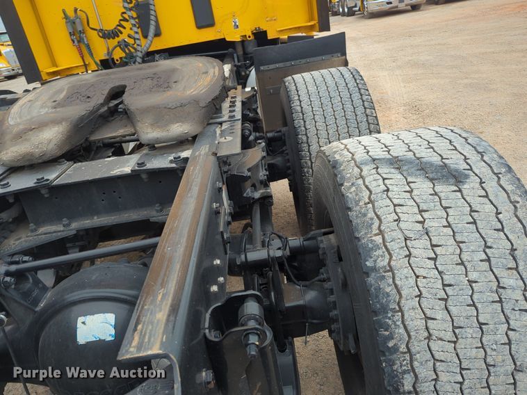 image for item NG9846 2020 Kenworth T680 semi truck