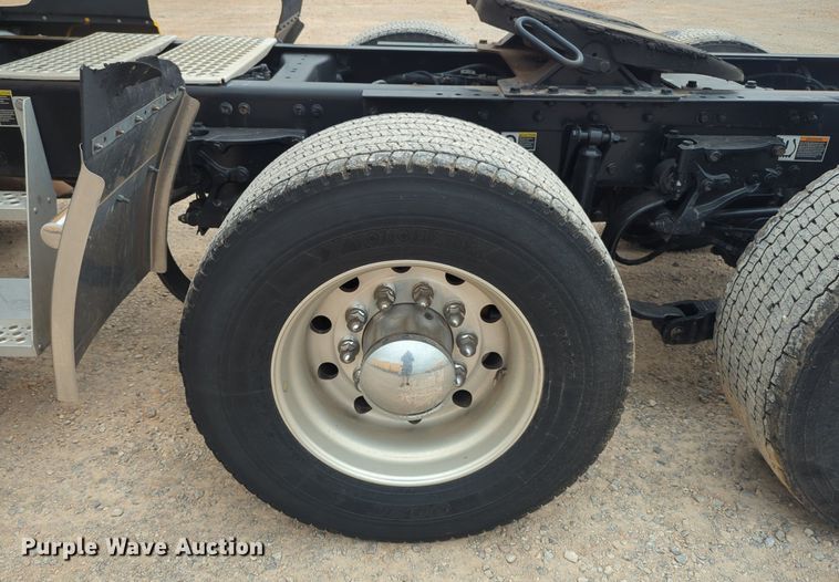 image for item NG9846 2020 Kenworth T680 semi truck