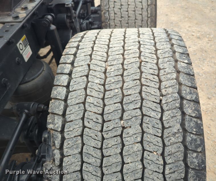 image for item NG9846 2020 Kenworth T680 semi truck