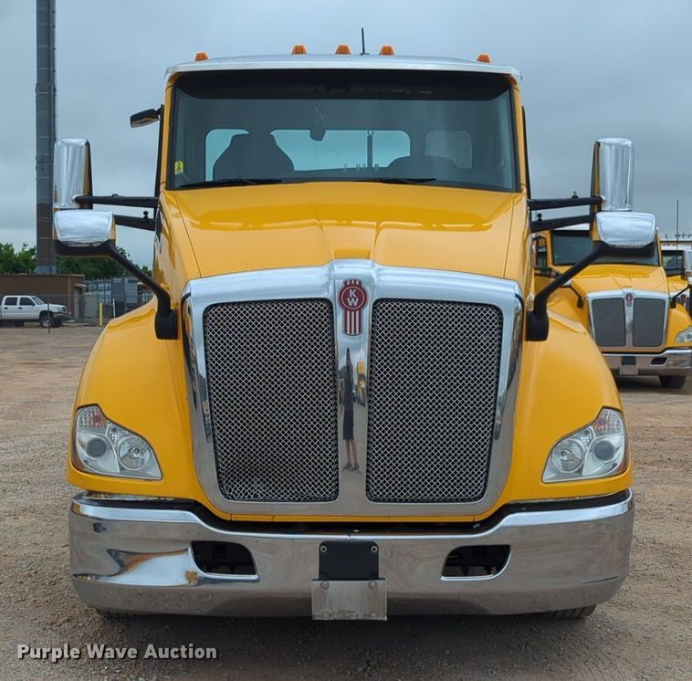 image for item NG9849 2020 Kenworth T680 semi truck