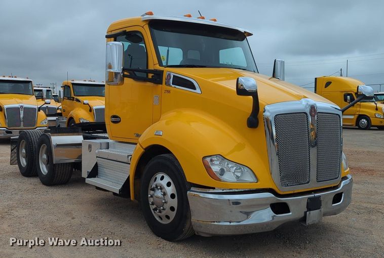 image for item NG9849 2020 Kenworth T680 semi truck
