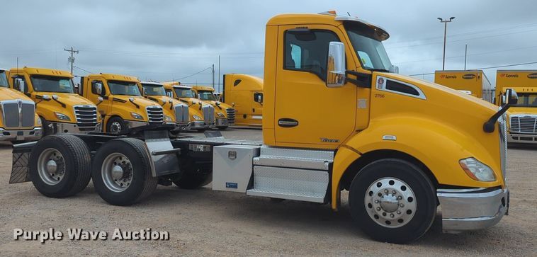 image for item NG9849 2020 Kenworth T680 semi truck