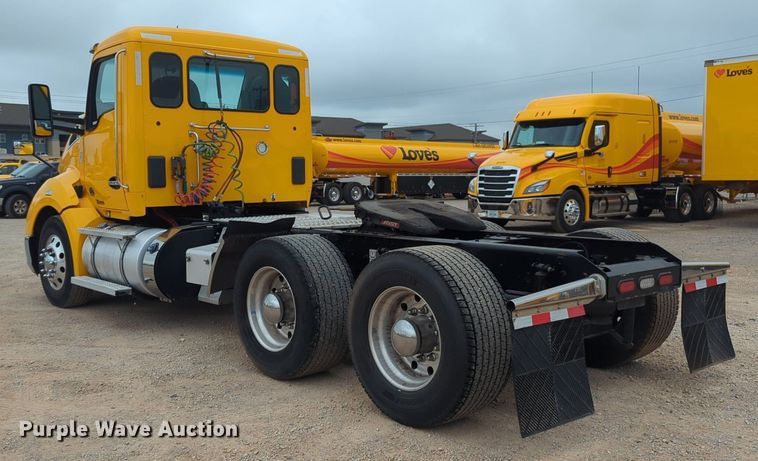 image for item NG9849 2020 Kenworth T680 semi truck