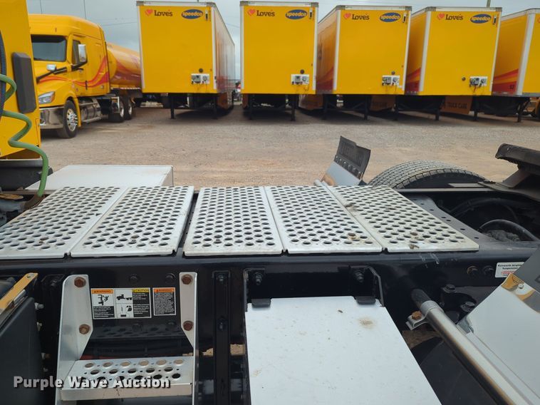 image for item NG9849 2020 Kenworth T680 semi truck