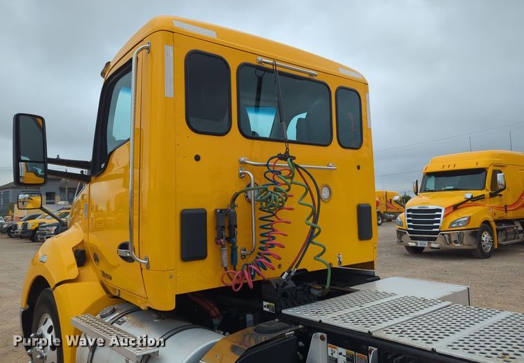 image for item NG9849 2020 Kenworth T680 semi truck