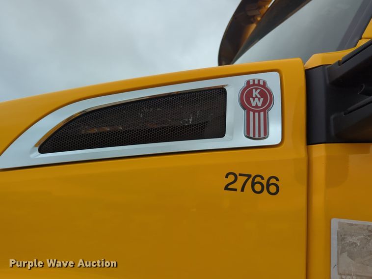 image for item NG9849 2020 Kenworth T680 semi truck