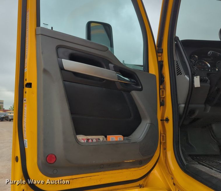 image for item NG9849 2020 Kenworth T680 semi truck