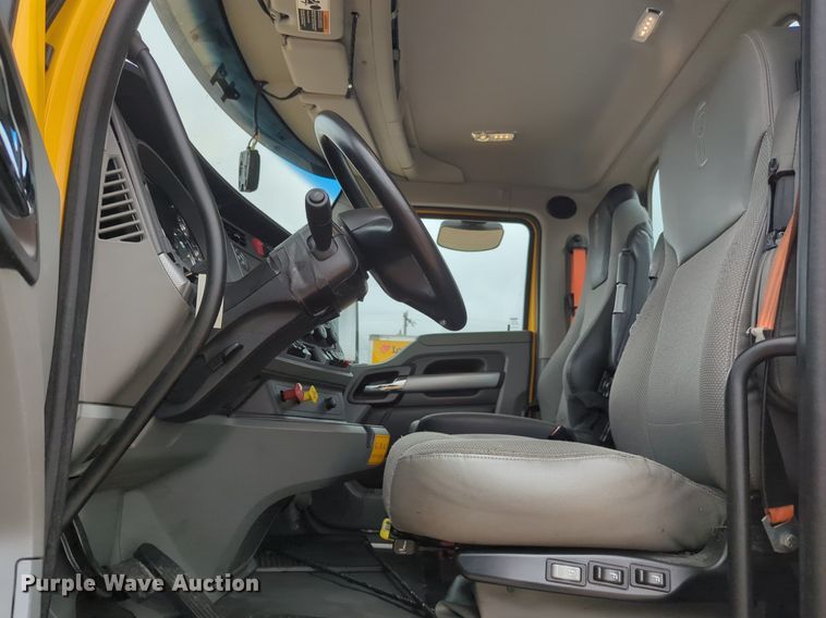 image for item NG9849 2020 Kenworth T680 semi truck