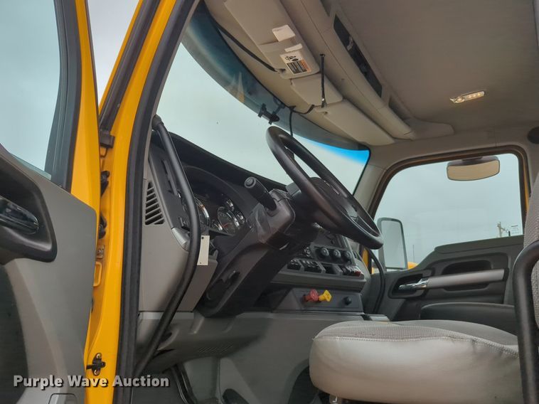 image for item NG9849 2020 Kenworth T680 semi truck