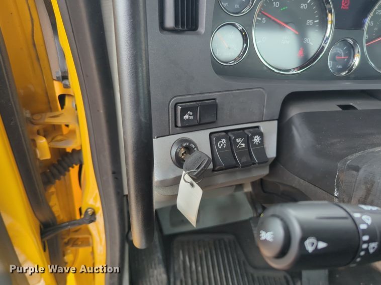 image for item NG9849 2020 Kenworth T680 semi truck