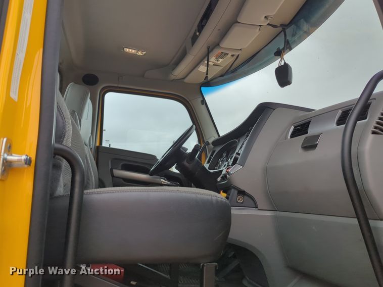 image for item NG9849 2020 Kenworth T680 semi truck