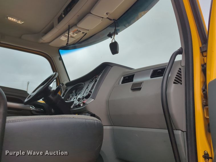 image for item NG9849 2020 Kenworth T680 semi truck