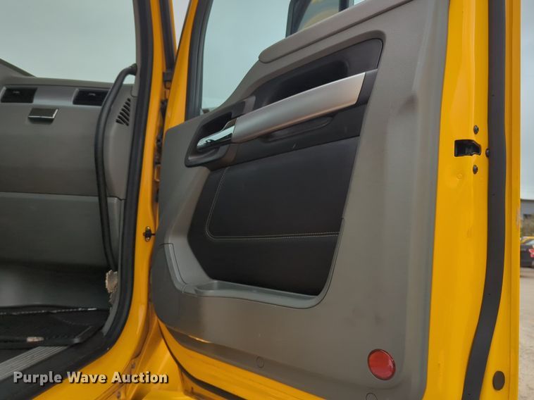 image for item NG9849 2020 Kenworth T680 semi truck