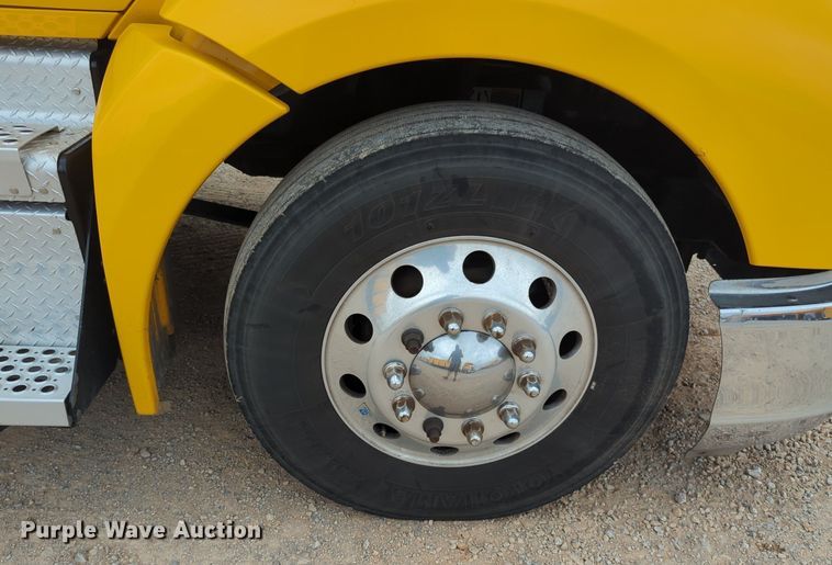 image for item NG9849 2020 Kenworth T680 semi truck