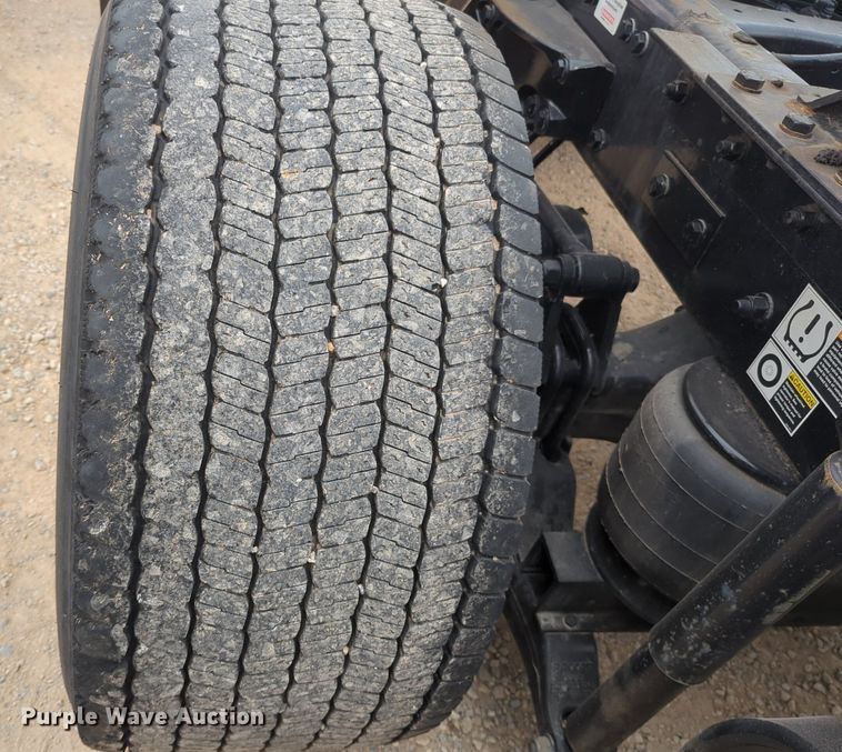 image for item NG9849 2020 Kenworth T680 semi truck