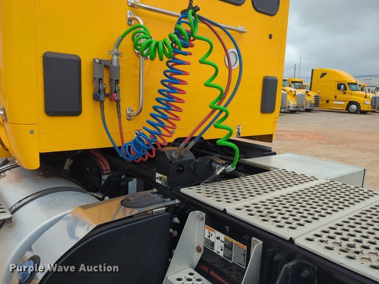 image for item NG9850 2020 Kenworth T680 semi truck