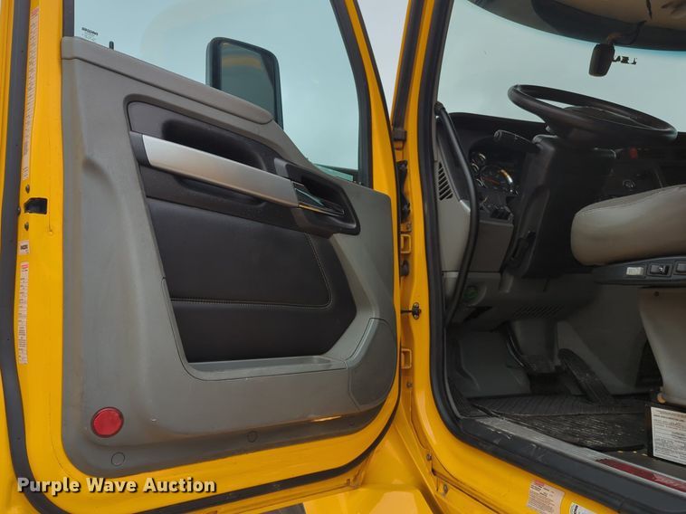 image for item NG9850 2020 Kenworth T680 semi truck