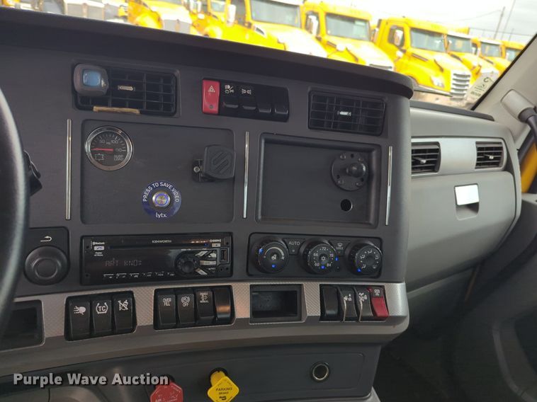 image for item NG9850 2020 Kenworth T680 semi truck