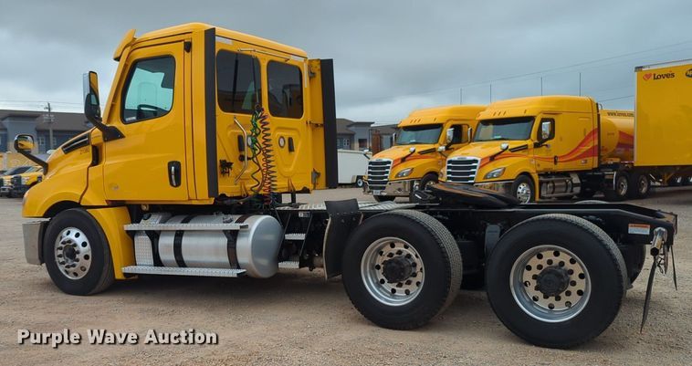 image for item NG9851 2021 Freightliner Cascadia semi truck