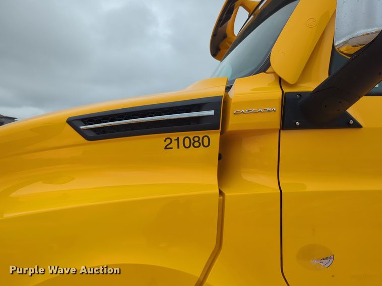 image for item NG9851 2021 Freightliner Cascadia semi truck