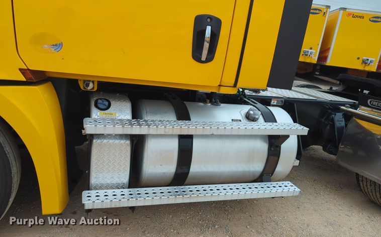 image for item NG9851 2021 Freightliner Cascadia semi truck