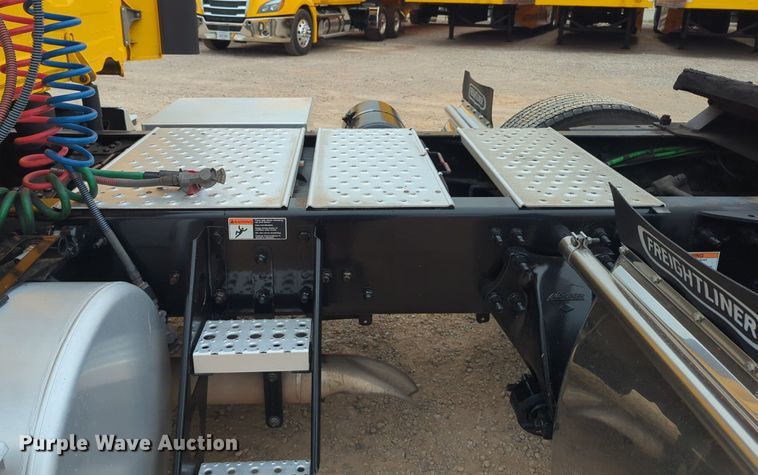 image for item NG9851 2021 Freightliner Cascadia semi truck