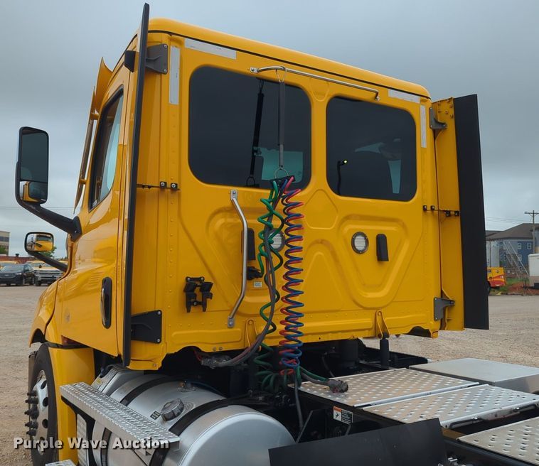 image for item NG9851 2021 Freightliner Cascadia semi truck