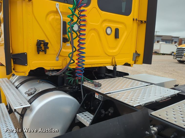 image for item NG9851 2021 Freightliner Cascadia semi truck