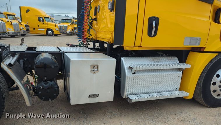 image for item NG9851 2021 Freightliner Cascadia semi truck