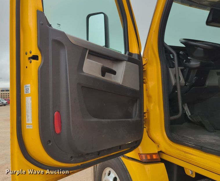 image for item NG9851 2021 Freightliner Cascadia semi truck