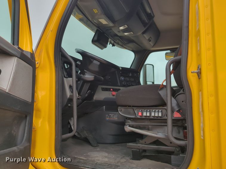 image for item NG9851 2021 Freightliner Cascadia semi truck