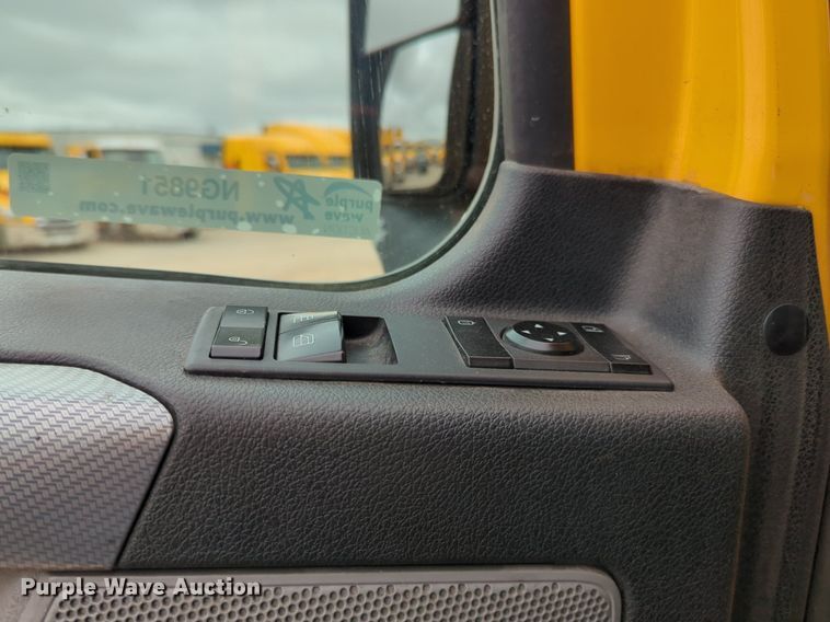 image for item NG9851 2021 Freightliner Cascadia semi truck