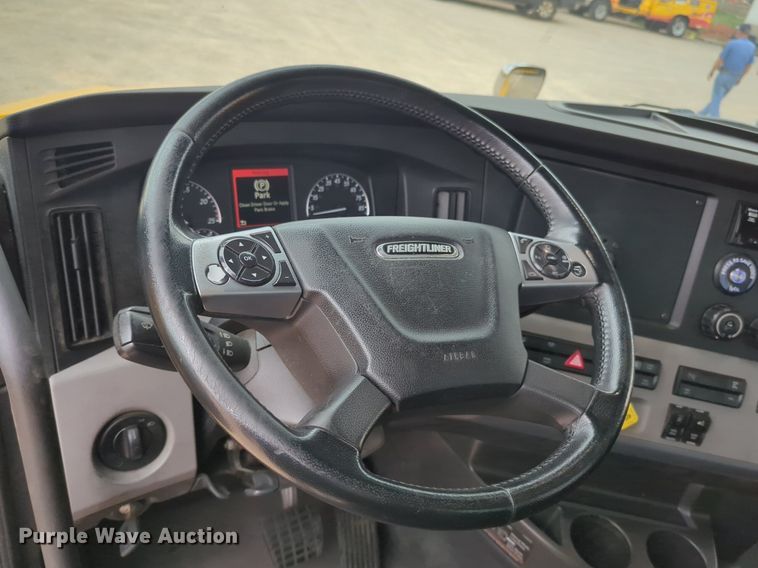 image for item NG9851 2021 Freightliner Cascadia semi truck