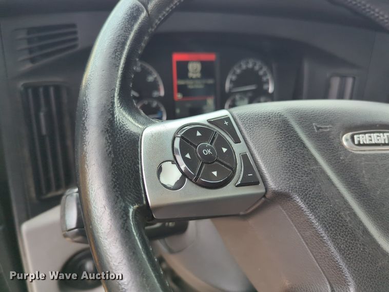 image for item NG9851 2021 Freightliner Cascadia semi truck