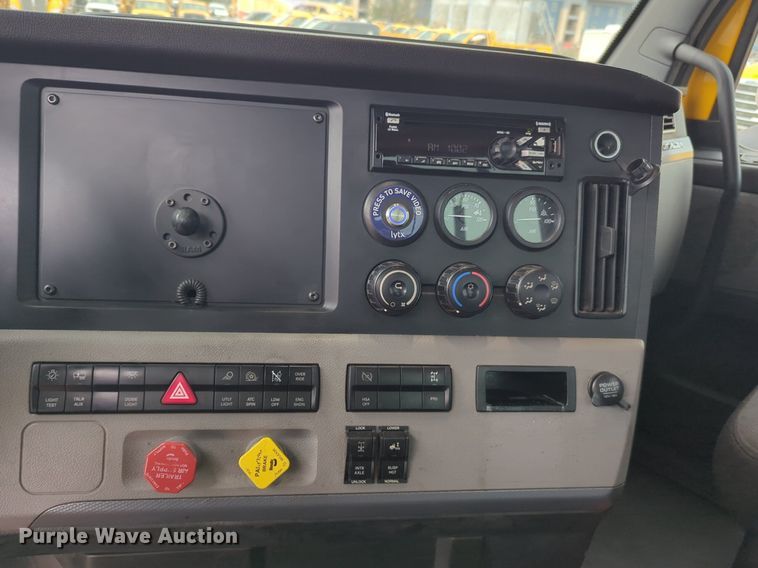 image for item NG9851 2021 Freightliner Cascadia semi truck