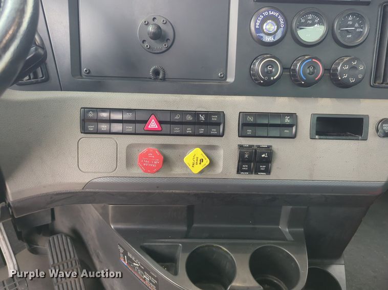 image for item NG9851 2021 Freightliner Cascadia semi truck