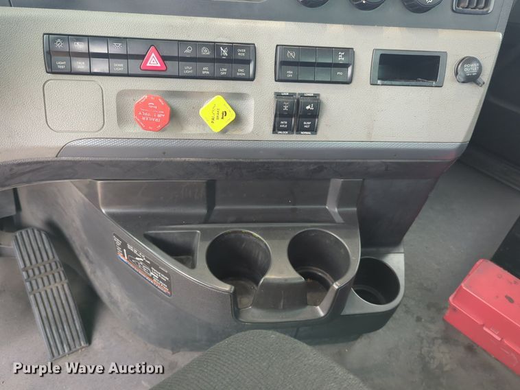 image for item NG9851 2021 Freightliner Cascadia semi truck