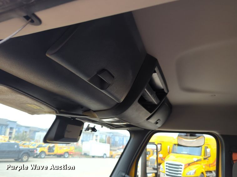 image for item NG9851 2021 Freightliner Cascadia semi truck