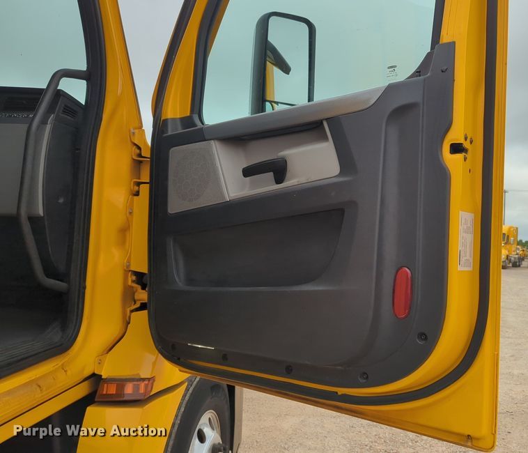 image for item NG9851 2021 Freightliner Cascadia semi truck