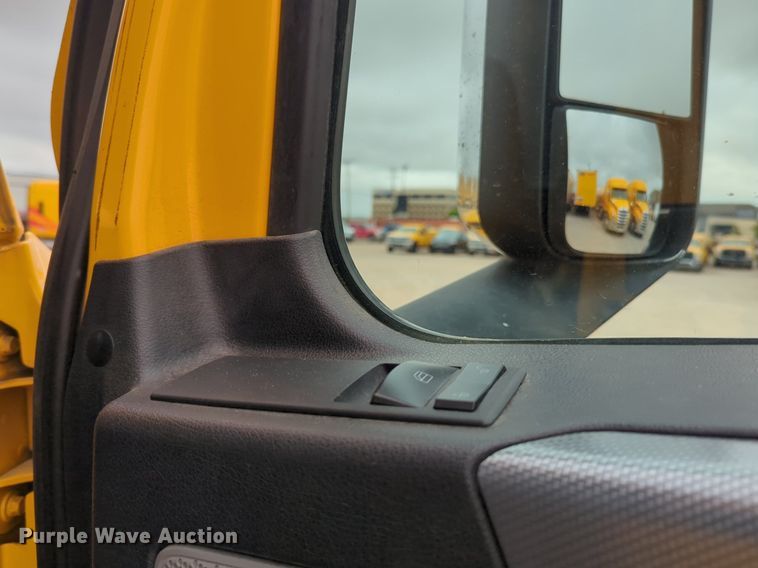 image for item NG9851 2021 Freightliner Cascadia semi truck