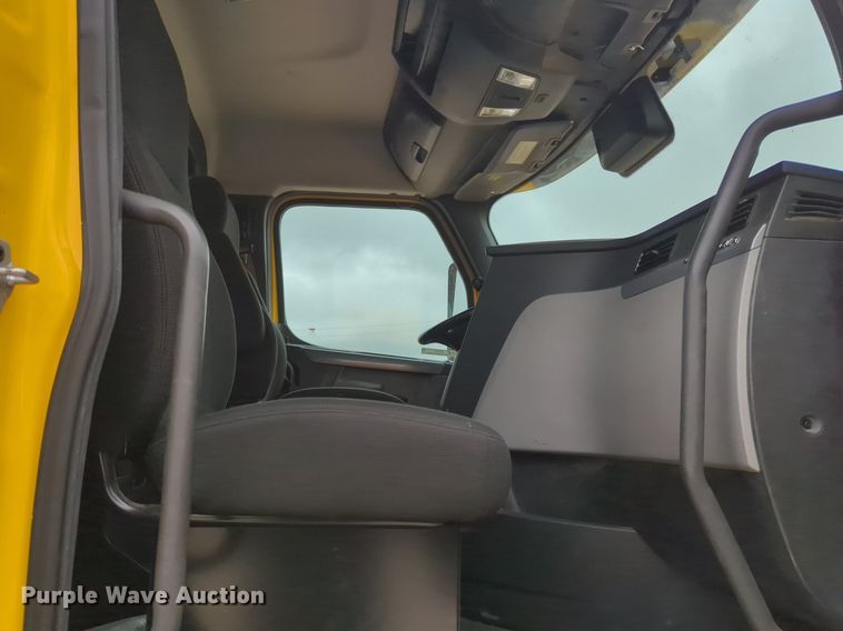 image for item NG9851 2021 Freightliner Cascadia semi truck