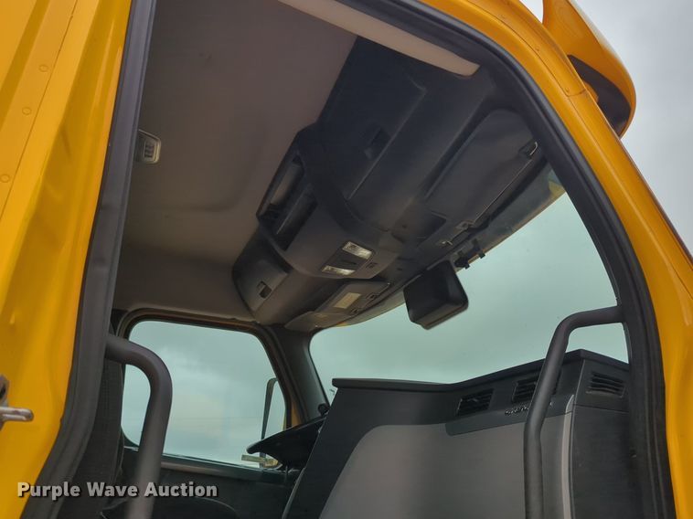 image for item NG9851 2021 Freightliner Cascadia semi truck