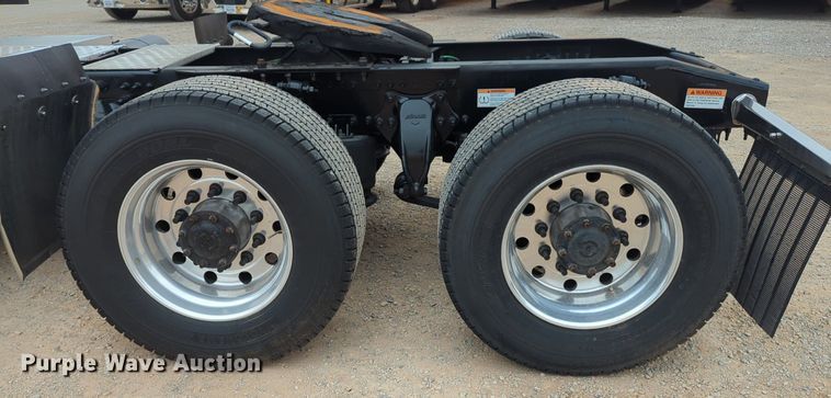 image for item NG9851 2021 Freightliner Cascadia semi truck