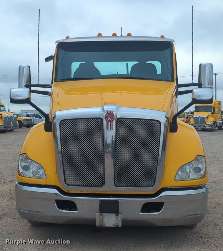 image for item NG9852 2020 Kenworth T680 semi truck