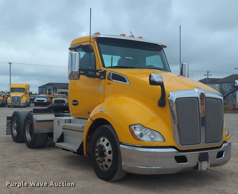 image for item NG9852 2020 Kenworth T680 semi truck