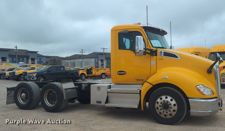 image for item NG9852 2020 Kenworth T680 semi truck