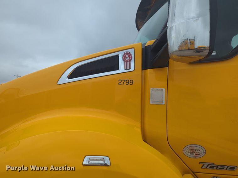 image for item NG9852 2020 Kenworth T680 semi truck