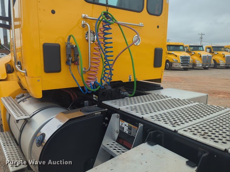 image for item NG9852 2020 Kenworth T680 semi truck